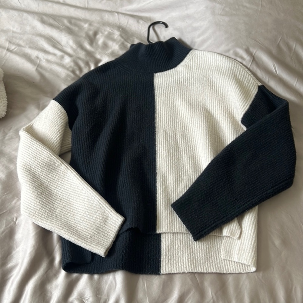 Abercrombie & Fitch Black and White Colorblock Turtleneck Sweater